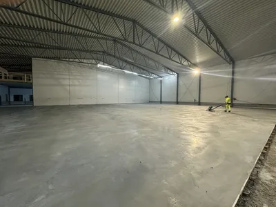 Monoliitse betoonpõranda masinsilumine tootmishallis - betoonitööd, kopterdamine (beton porandad, helikopterihierrintyö, maskinglättning, glitning)
