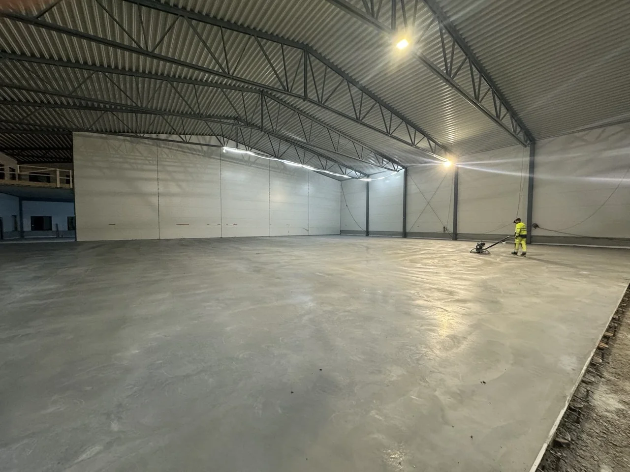 Monoliitse betoonpõranda masinsilumine tootmishallis - betoonitööd, kopterdamine (beton porandad, helikopterihierrintyö, maskinglättning, glitning)