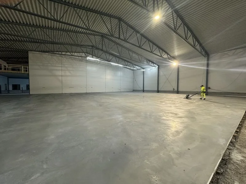 Concrete floor polishing in a hangar
