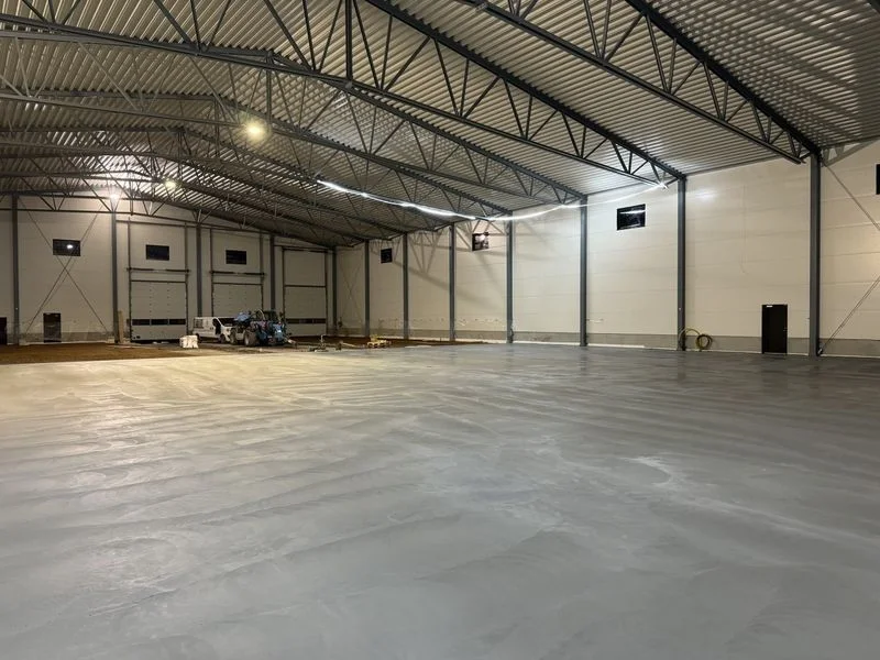 Finished concrete floor in a hangar