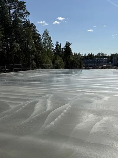 Monoliitne välisbetoonplaat kopterdatud pinnaga - betoonplaadid ja vundamendid (betonilaatat, betongplatta, betongdekke, betona plātnes)